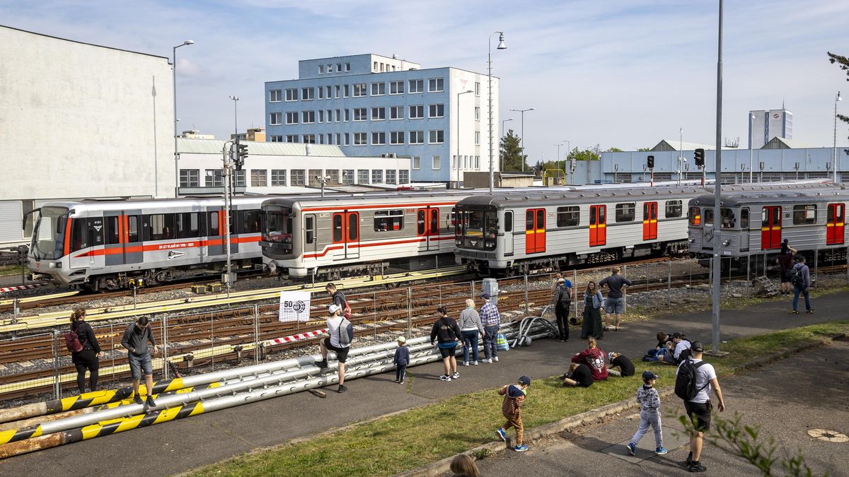 FOTO: Výročí 50 let metra. Dopravní podnik ukázal všechny pražské soupravy